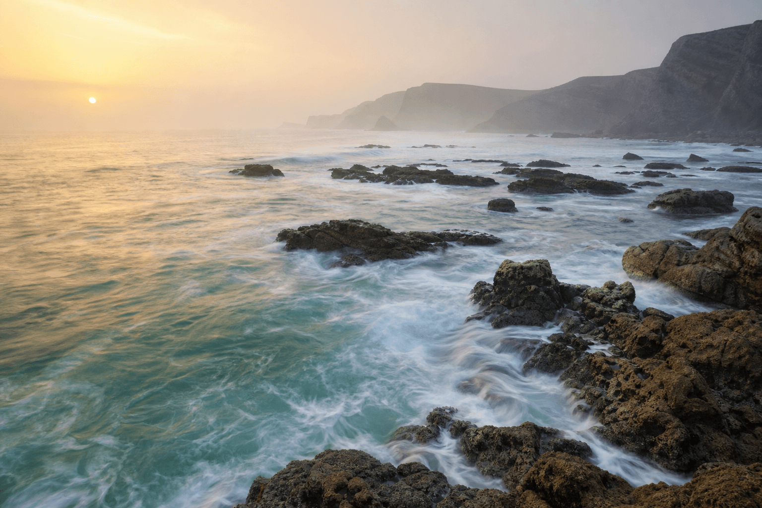 Costa atlântica portuguesa ao amanhecer